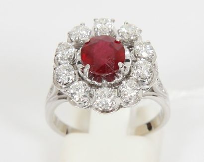 BAGUE MARGUERITE RUBIS ET DIAMANTS

En or...