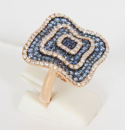 BAGUE EN OR JAUNE EN FORME DE VAGUE

Pavée...