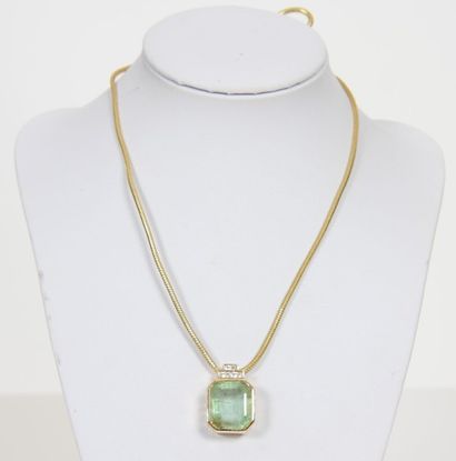 PENDENTIF EMERAUDE ET DIAMANTS

En or jaune...