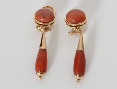 PAIRE DE BOUCLES D'OREILLES EN OR ET CORAIL

Système...