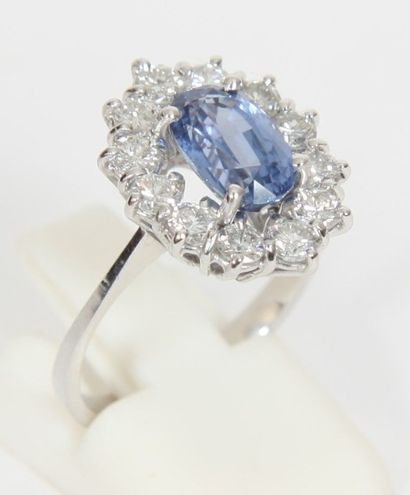 BAGUE EN OR GRIS ET SAPHIR

En or gris ornée...