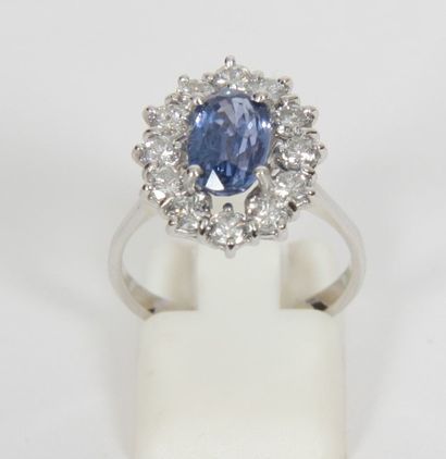 BAGUE EN OR GRIS ET SAPHIR

En or gris ornée...