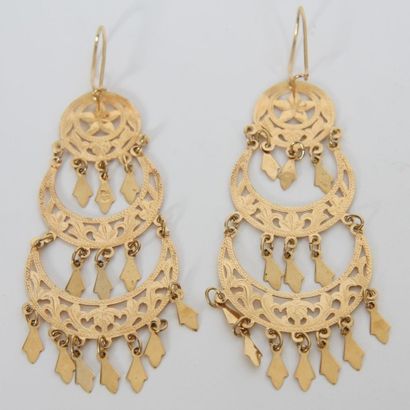 PAIRE DE PENDANTS D'OREILLES EN OR

Poids...