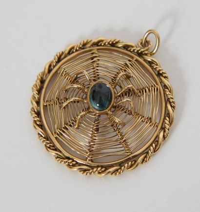 PENDENTIF EN OR ET SAPHIR

En forme de toile...