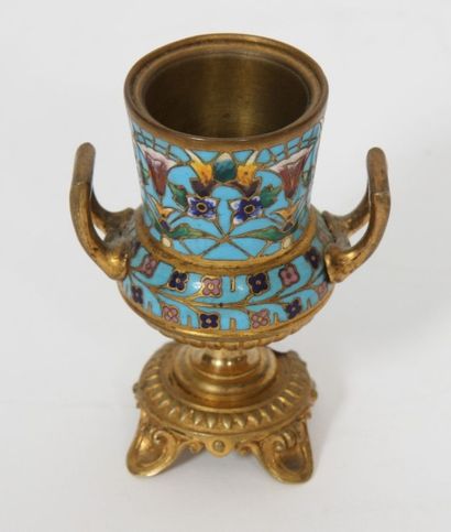 PETIT VASE EN CLOISONNE

En bronze doré,...