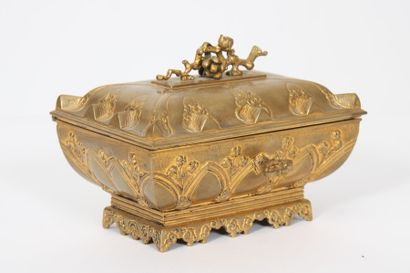 COFFRET EN BRONZE DORE XIXè

En forme de...