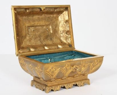 COFFRET EN BRONZE DORE XIXè

En forme de...