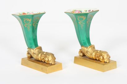PAIRE DE PETITS VASES SOLIFLORES RYTHONS

En...