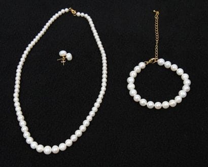 PARURE TROIS PIECES EN PERLES

Composée d'un...