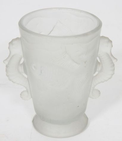 VASE EN VERRE MOULE ART DECO

A décor de...