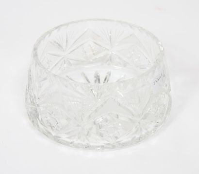 UNE COUPE EN CRISTAL

De forme circulaire...