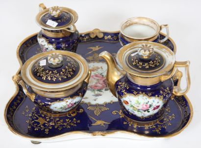 1 solitaire en porcelaine dure

composé d'un...