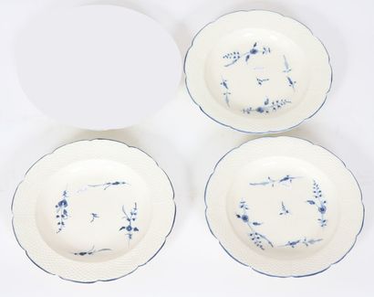 Trois assiettes en porcelaine tendre 

avec...