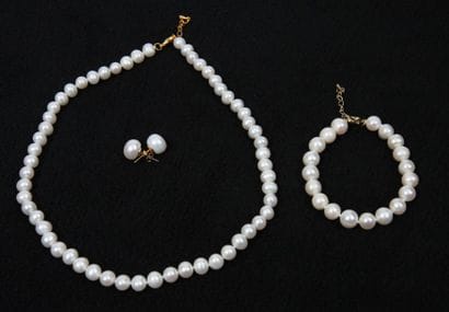 PARURE TROIS PIECES EN PERLES

Composée d'un...
