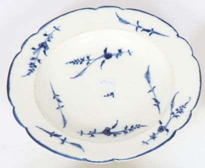 Une assiette en porcelaine tendre 

Décor...