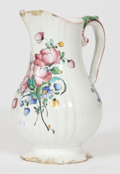 Petite aiguière cotelée à décor polychrome...