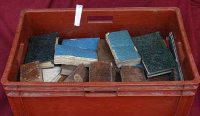 CAISSE de LIVRES DEPAREILLES ANCIENS et brochures...
