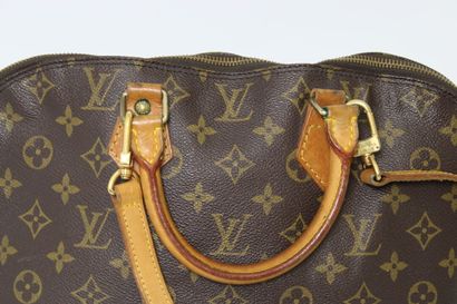 LOUIS VUITTON. Sac Alma en toile monogramme...