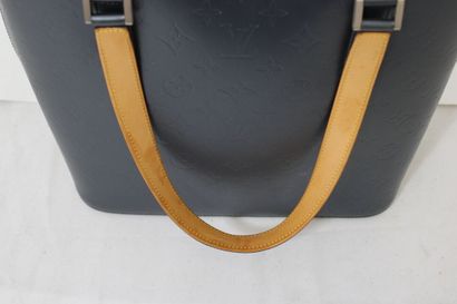 LOUIS VUITTON. Sac à main en cuir monogramme...