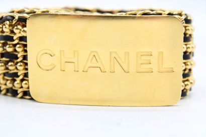 CHANEL. Ceinture chaine en métal doré entrelacée...