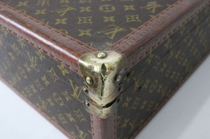 LOUIS VUITTON. Valise rigide Bisten en toile...