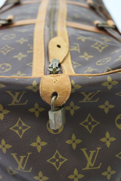 LOUIS VUITTON. Sac Keepall 55 en toile monogramme...