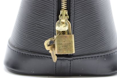 LOUIS VUITTON. Sac Alma en cuir épi noir,...