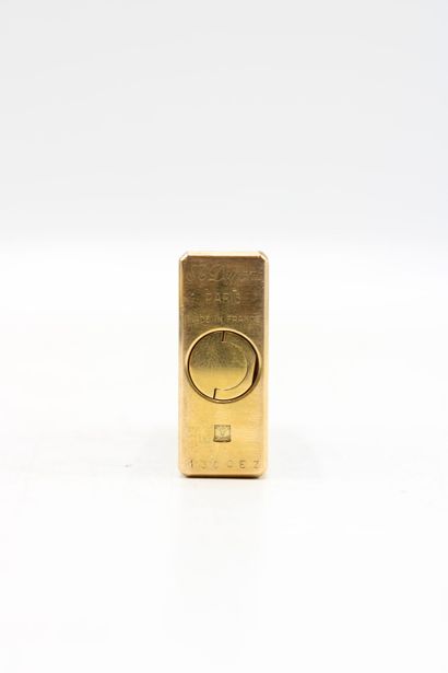 DUPONT. Briquet en plaqué or et laque de...