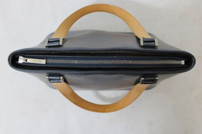 LOUIS VUITTON. Sac à main en cuir monogramme...