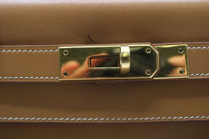 HERMES. Sac Kelly 28 retourné en veau chamonix...