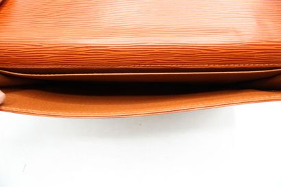 LOUIS VUITTON. Grande pochette en cuir épi...