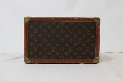 LOUIS VUITTON. Vanity en toile monogramme...