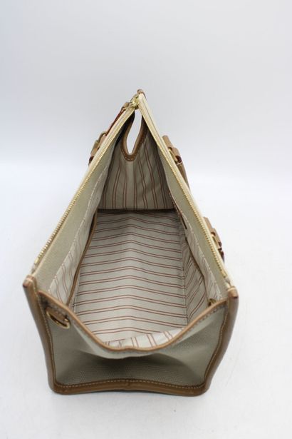 LOUIS VUITTON. Sac à main en chèvre beige...