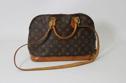 LOUIS VUITTON. Sac Alma en toile monogramme...