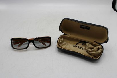 CHANEL. Paire de lunettes de soleil pour...