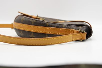 LOUIS VUITTON. Sac Chantilly en toile monogramme...