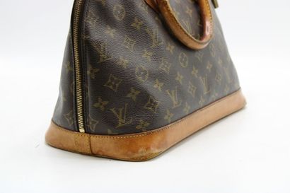 LOUIS VUITTON. Sac Alma en toile monogramme...