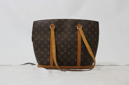 LOUIS VUITTON. Sac Babylone en toile monogramme...
