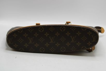 LOUIS VUITTON. Sac Babylone en toile monogramme...