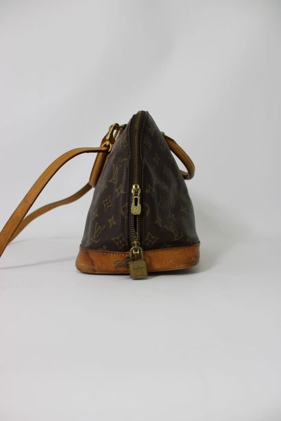 LOUIS VUITTON. Sac Alma en toile monogramme...