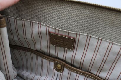 LOUIS VUITTON. Sac à main en chèvre beige...