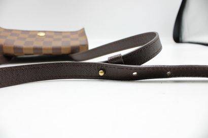 LOUIS VUITTON. Petit sac bandoulière en toile...