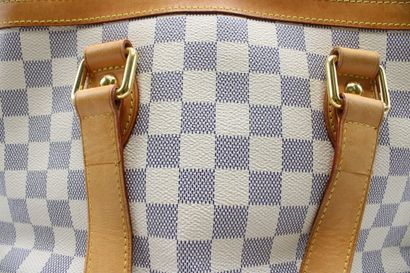 LOUIS VUITTON. Sac à main en toile damier...
