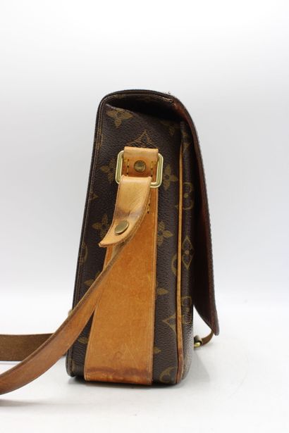 LOUIS VUITTON. Sac cartouchière en toile...