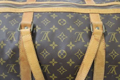 LOUIS VUITTON. Sac Keepall 55 en toile monogramme...