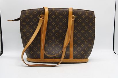 LOUIS VUITTON. Sac Babylone en toile monogramme...