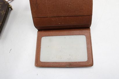 LOUIS VUITTON. Réunion de deux accessoires...