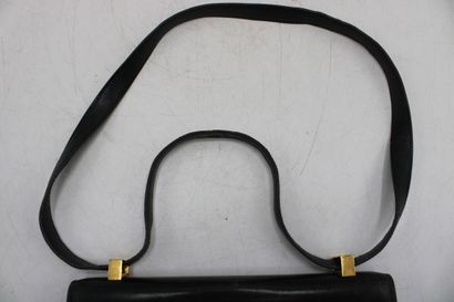 HERMES. Sac Constance en box noir, garniture...