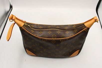 LOUIS VUITTON. Sac bandoulière en toile monogramme...