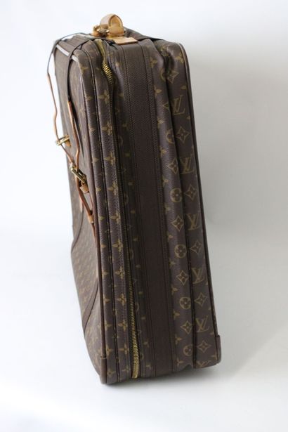 LOUIS VUITTON. Valise Stratos en toile monogramme...